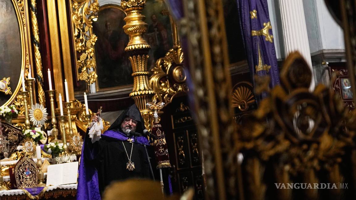 $!El arzobispo Sahak II Mashalian, patriarca armenio de Constantinopla, oficia la misa en la Iglesia Patriarcal Surp Asdvadzadzin en Estambul, Turquía.