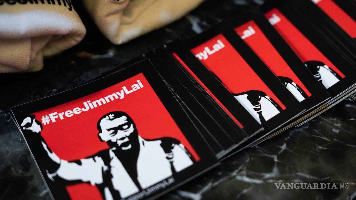 $!Mercancía en apoyo a Jimmy Lai se exhibe antes de una conferencia de prensa en Washington.