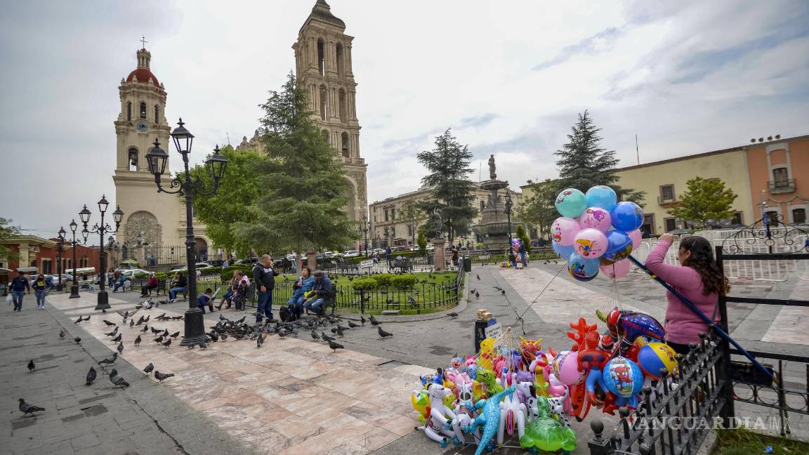 $!Este jueves, decenas de personas recorrieron los siete templos desde las primeras horas del día.