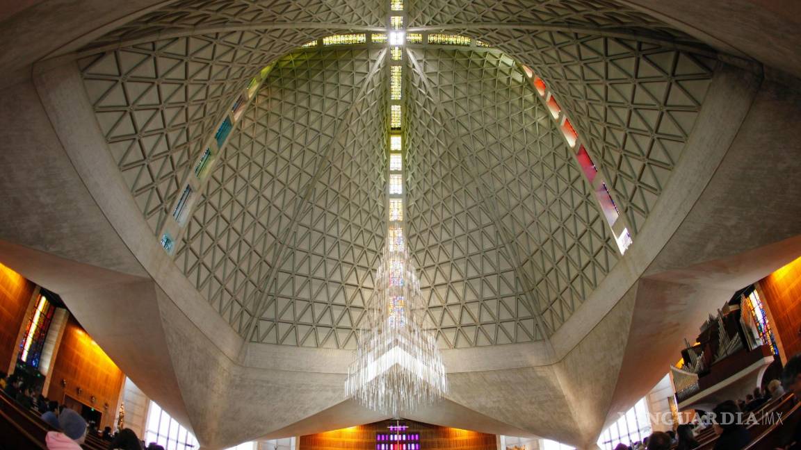 $!La gente asiste a la Catedral de Santa María, la iglesia madre de la arquidiócesis de San Francisco, el 2 de abril de 2010.