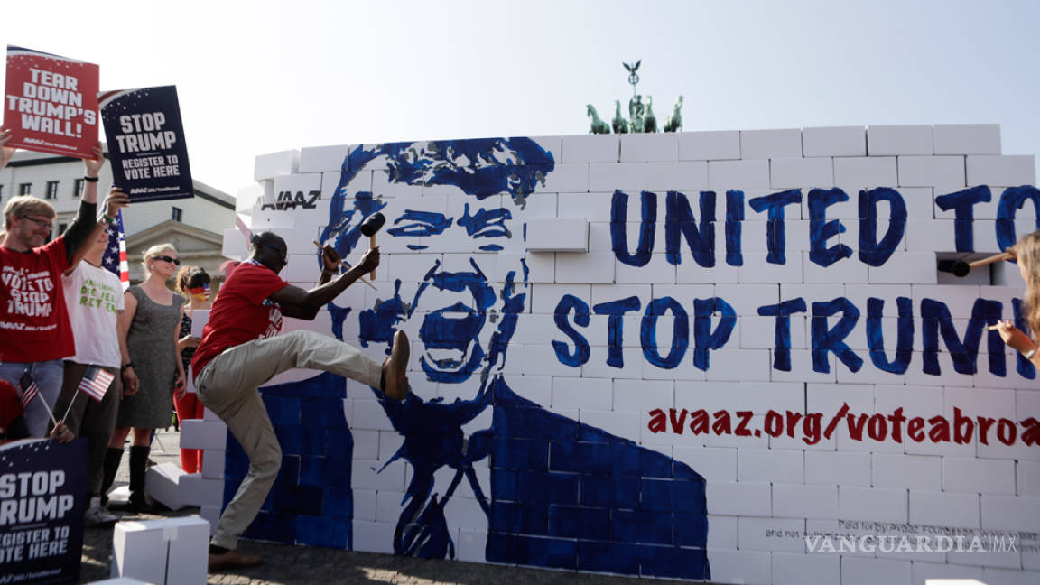 Derriban muro simbólico en Alemania en rechazo a Trump
