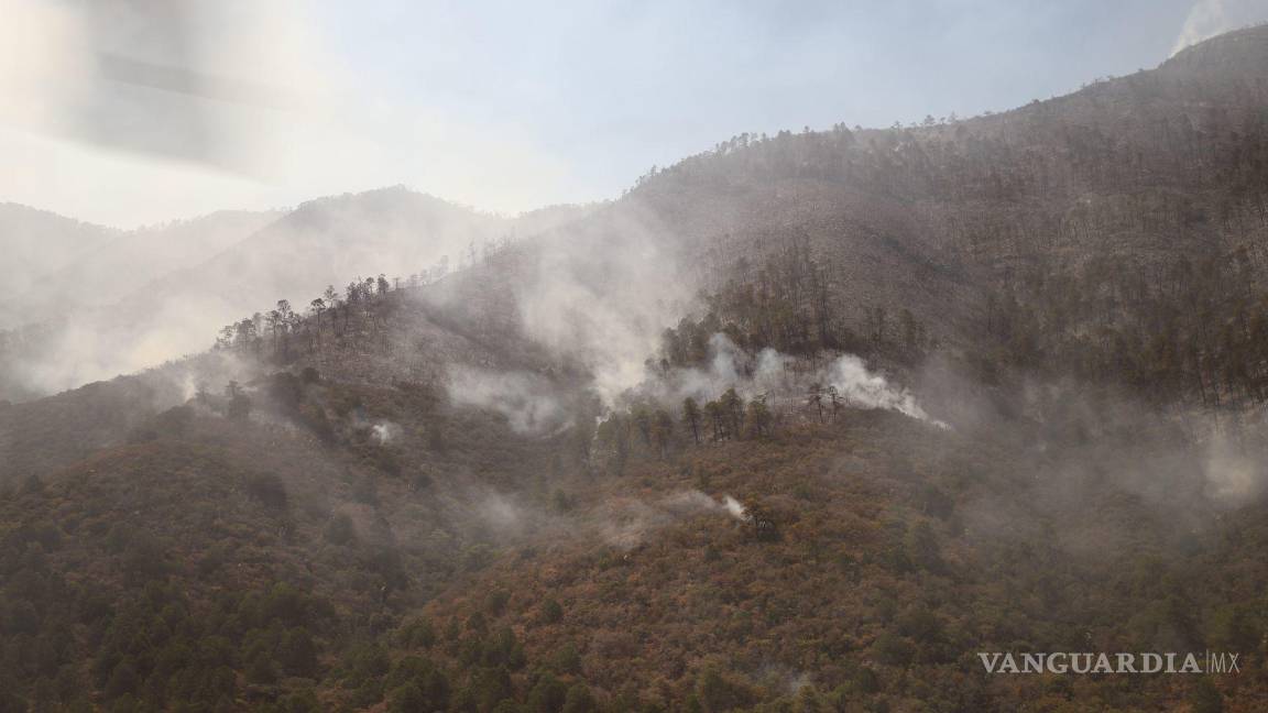 $!Saltillo, Coahuila 19 de mayo de 2022. Continúa el fuerte incendio en el cañón de San Lorenzo, en la Sierra de Zapaliname.