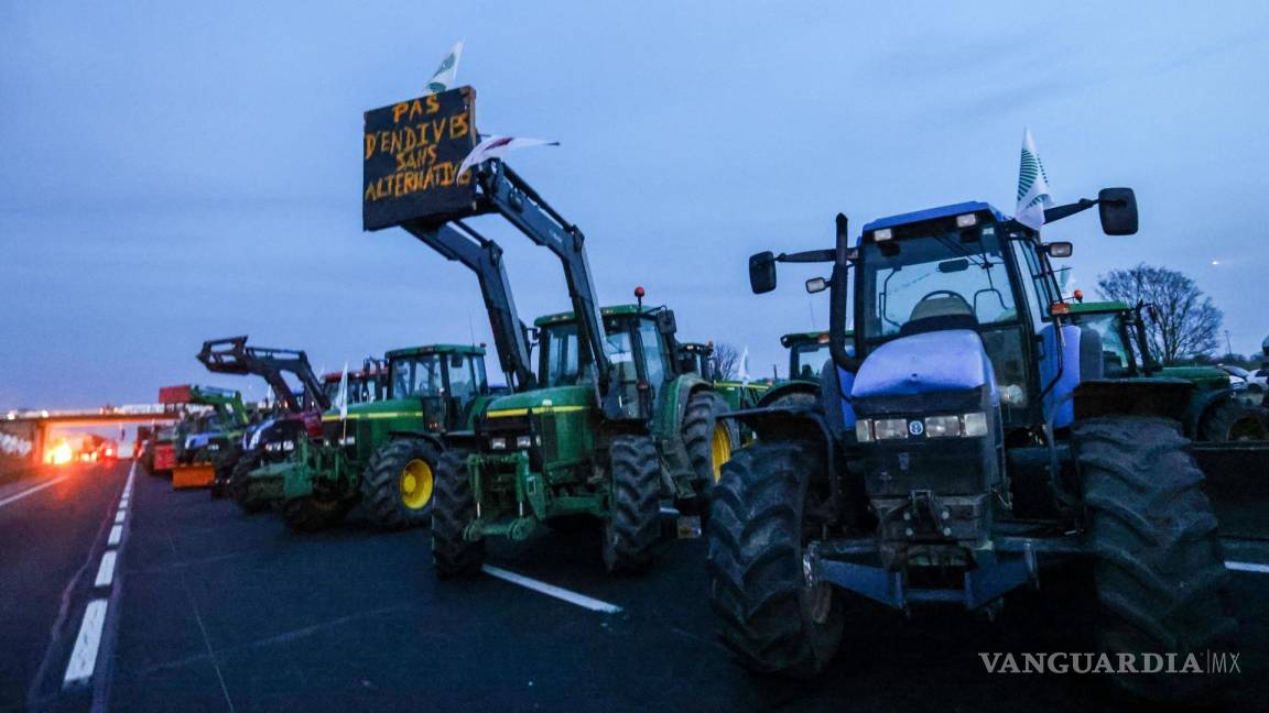 París bajo sitio: bloquean cientos de agricultores las principales carreteras