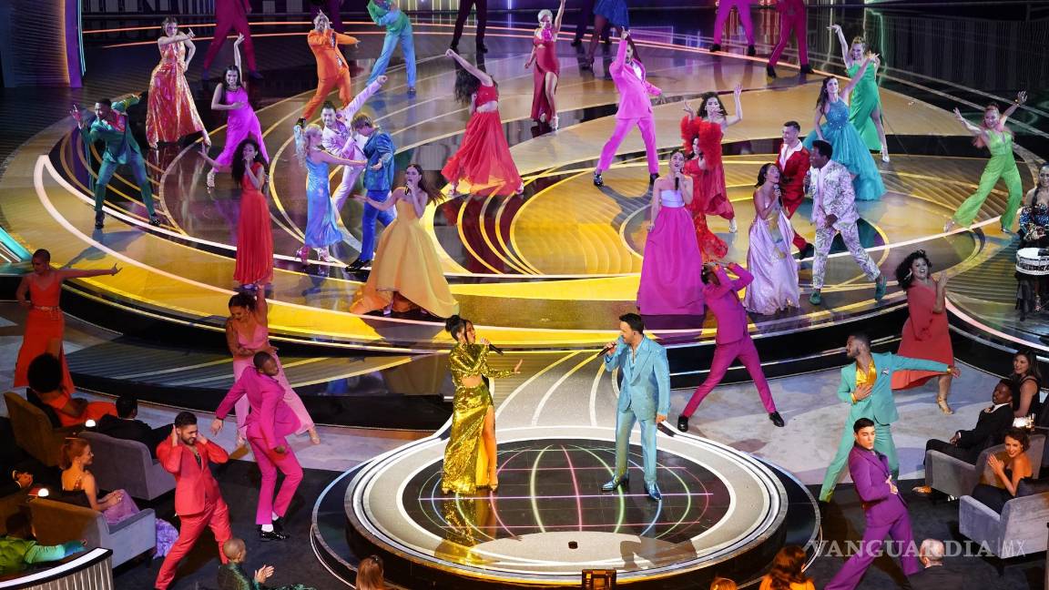 $!Becky G y Luis Fonsi participaron en la presentación de We Don't Talk About Bruno de Encanto en la ceremonia de los Premios Oscar.