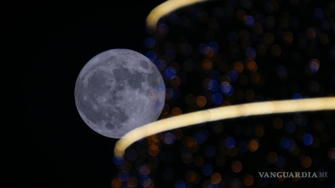 $!La luna llena, en el cielo de Bagdad, Irak, el 13 de julio de 2022. Esta luna llena recibe el nombre de Luna de Ciervo o superluna.