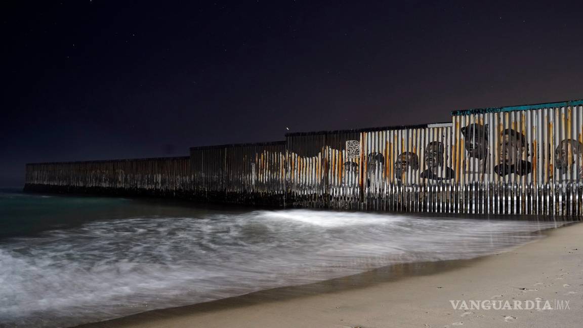 $!El muro fronterizo concluye en el océano Pacífico, el 20 de diciembre de 2022, en Tijuana, México.
