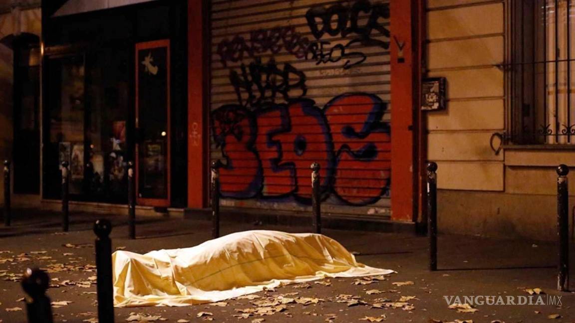 $!Una víctima, cubierta con una manta, yace muerta frente al teatro Bataclan de París, el 13 de noviembre de 2015.