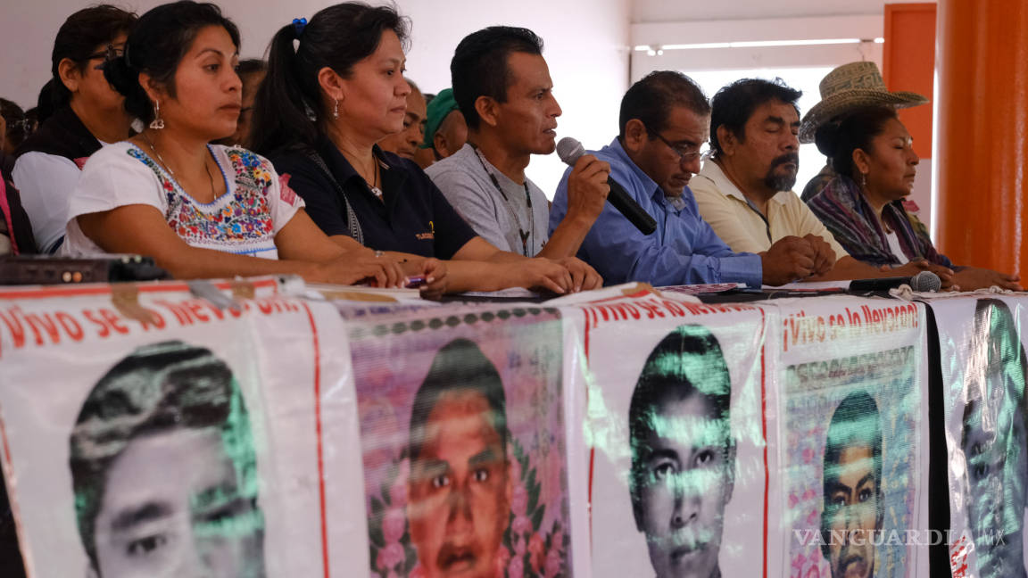 AMLO se comprometió a que Ejército dé información de caso Ayotzinapa, informan padres de los 43