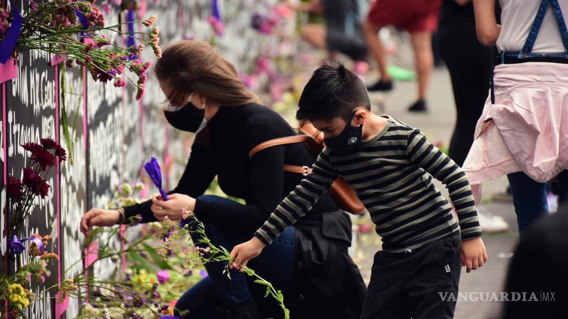 $!‘Muro de la paz’ de AMLO es transformado en memorial de víctimas de feminicidio