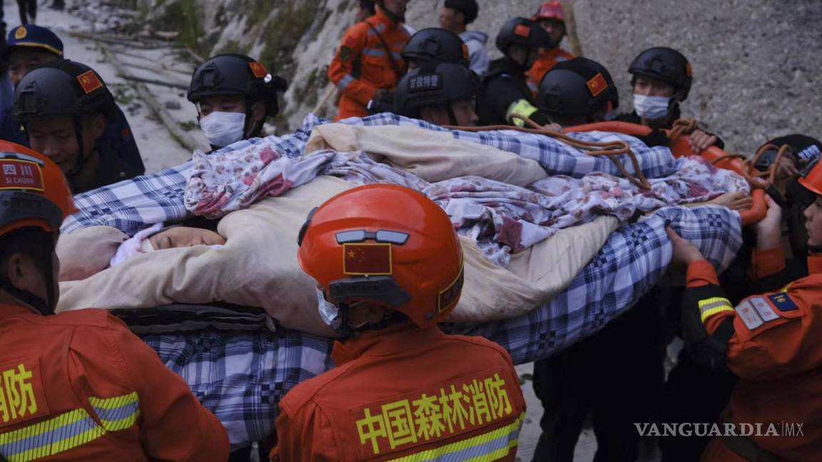 $!Rescatistas trasladan a los sobrevivientes luego de un terremoto en la ciudad de Moxi del condado de Luding, en la provincia de Sichuan, suroeste de China.