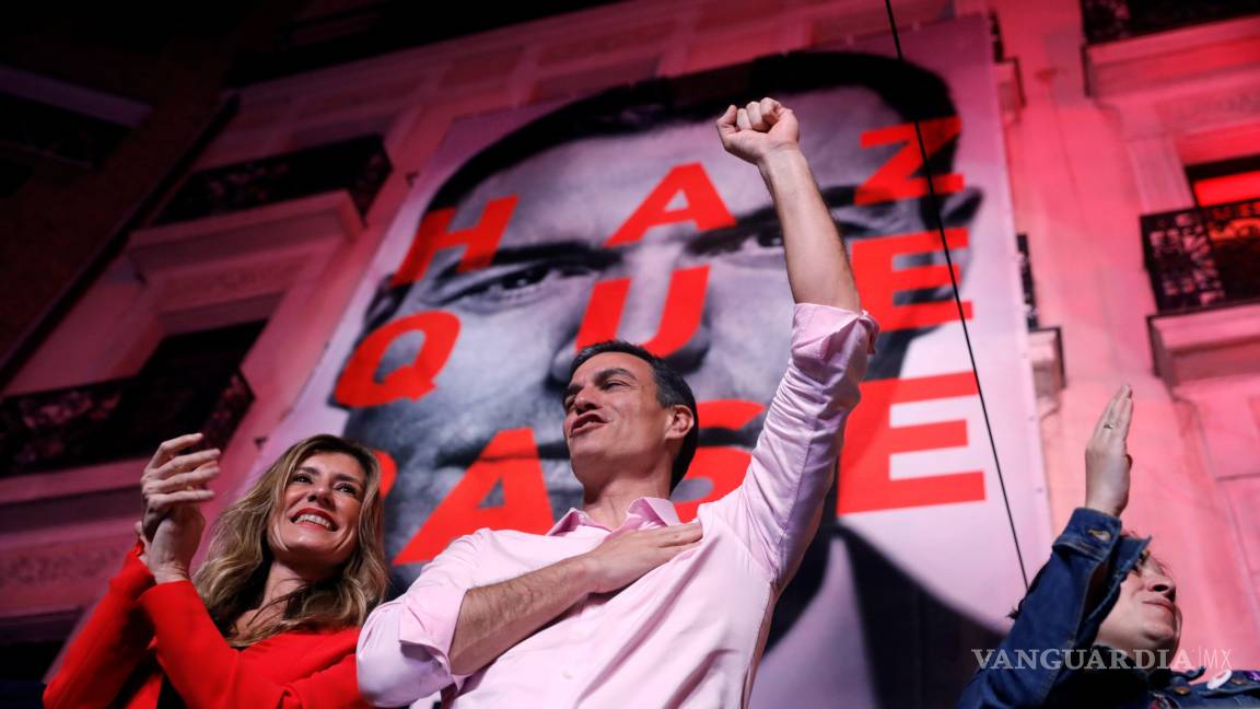 Arrasa PSOE en España; celebra Pedro Sánchez