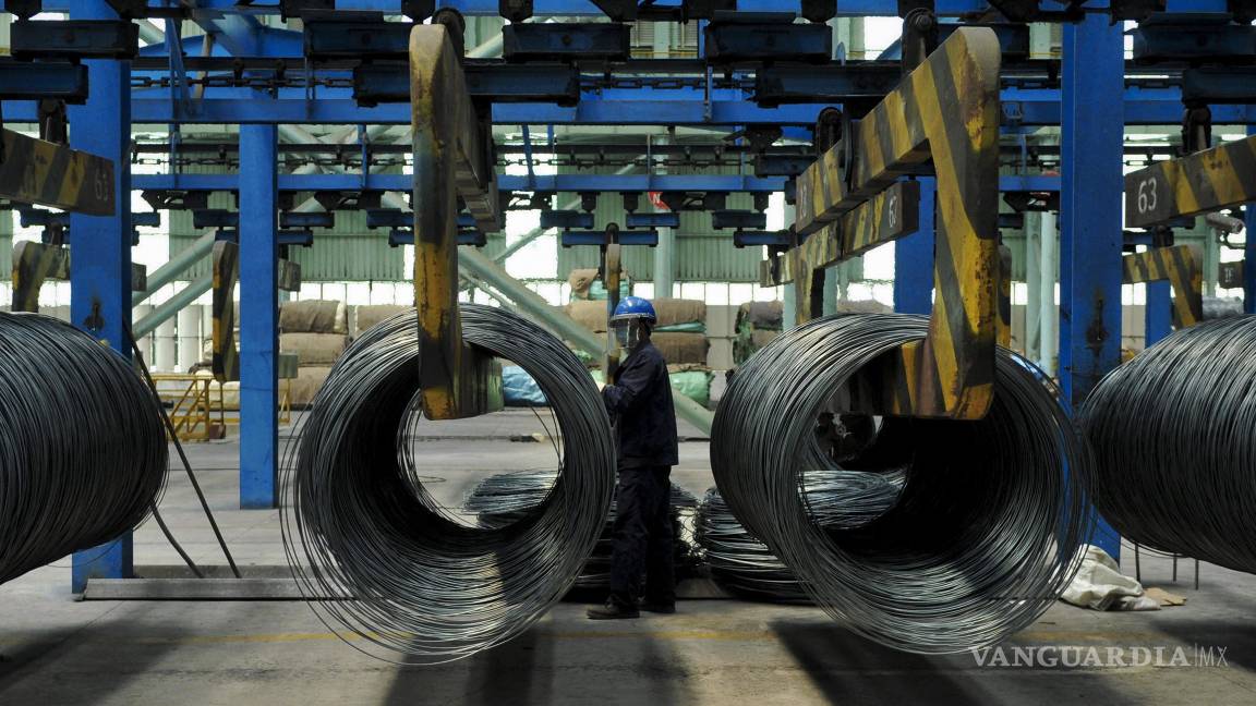 $!Un trabajador en una fábrica en Qingdao. China responde a los aranceles de Trump imponiendo impuestos del 15% sobre productos agrícolas estadounidenses clave.