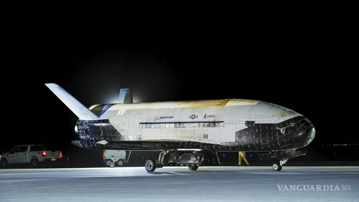 $!El vehículo de prueba orbital X-37B-7 (OTV-7), un avión espacial no tripulado aterrizó con éxito en la Base de la Fuerza Espacial Vandenberg, California.