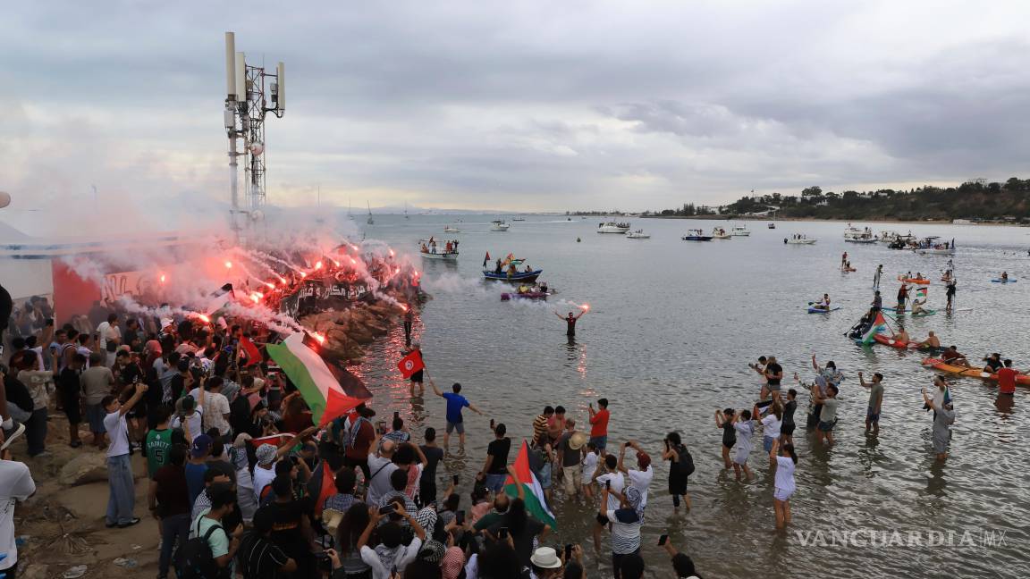 $!Personas mostran su apoyo a la Flotilla Global Sumud antes de su partida programada para entregar ayuda a Gaza en medio del bloqueo israelí en Túnez.