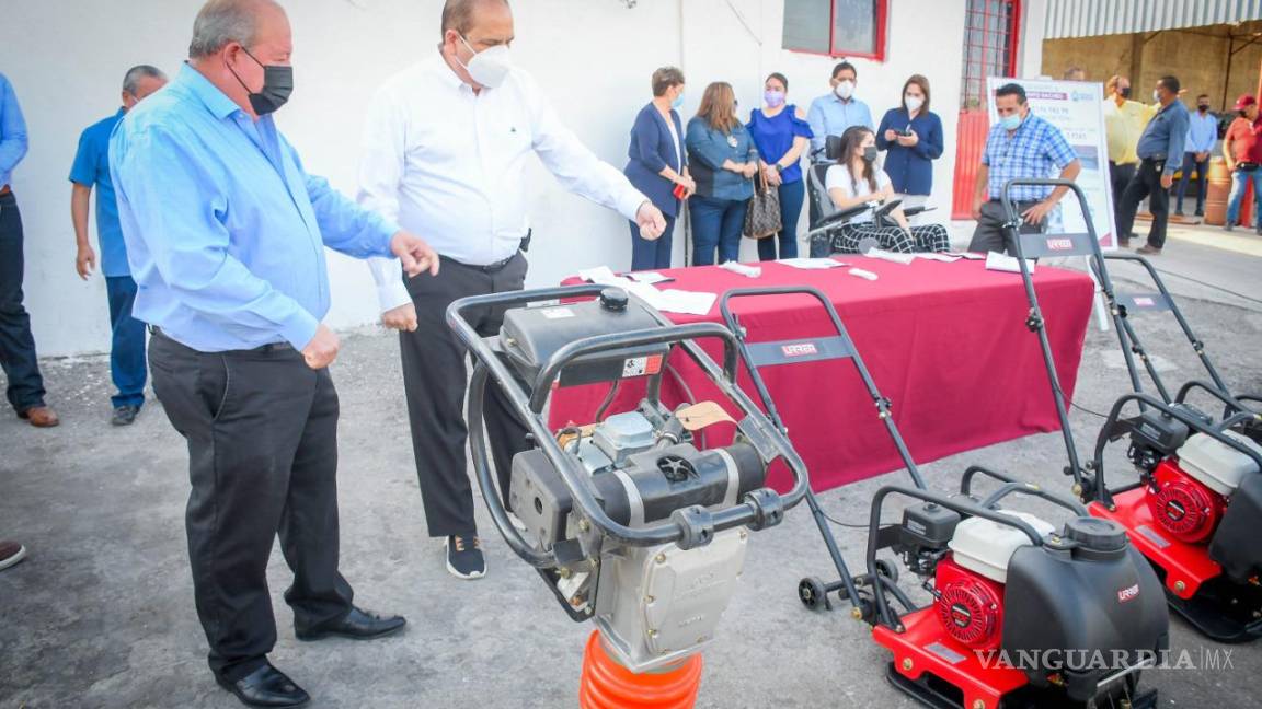 Entrega Gobierno de Piedras Negras equipo de bacheo a sindicato de Obras Públicas.