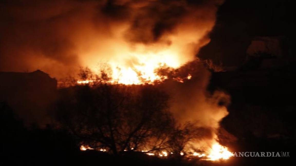 Baldío en llamas se descontrola en carretera antigua a Monclova