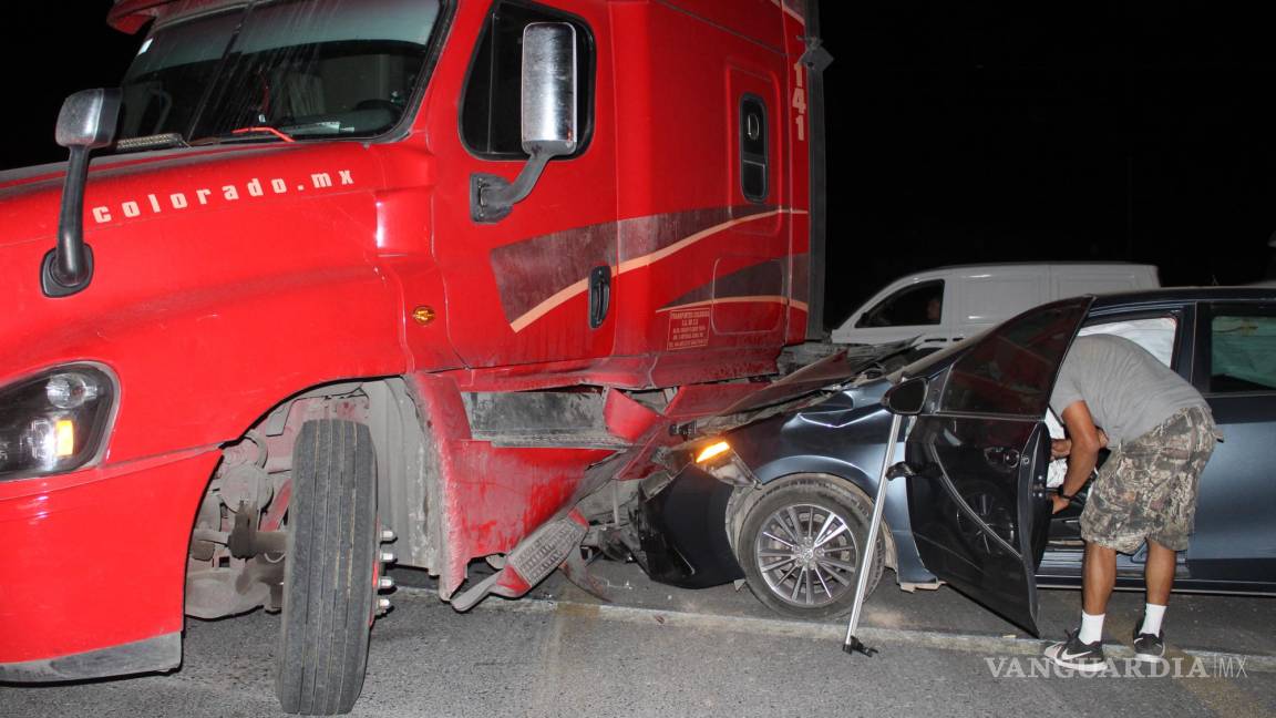 Aparatoso accidente en carretera Saltillo a Zacatecas deja pérdidas materiales