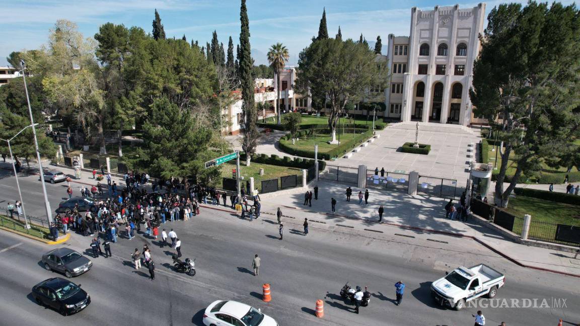 Saltillo: Bloquean estudiantes de la UAdeC bulevar Venustiano Carranza