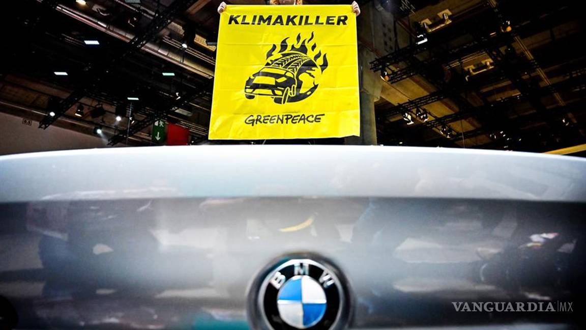 $!Activistas de Greenpeace irrumpen y se suben en los autos del Salón Internacional del Automóvil de Frankfurt, ve estas imágenes