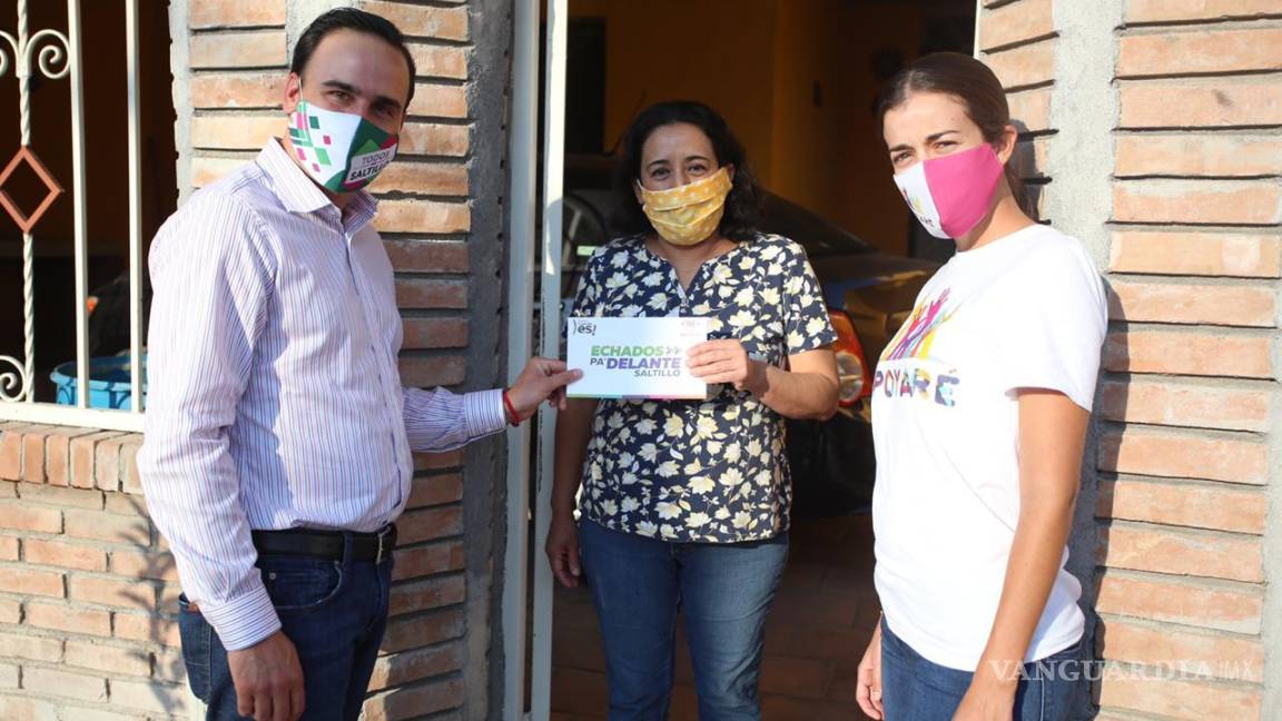 Entregan Paola y Manolo becas para los hijos de enfermeras de Saltillo en sus hogares