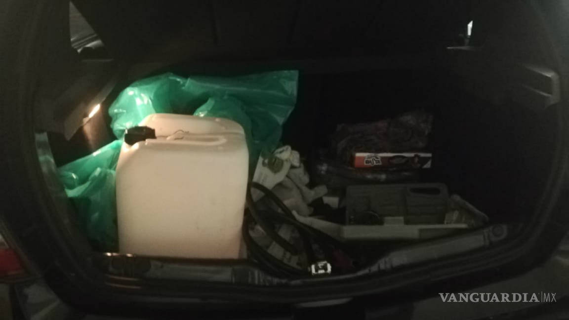 $!Detienen a funcionario capitalino por robar gasolina de otros autos