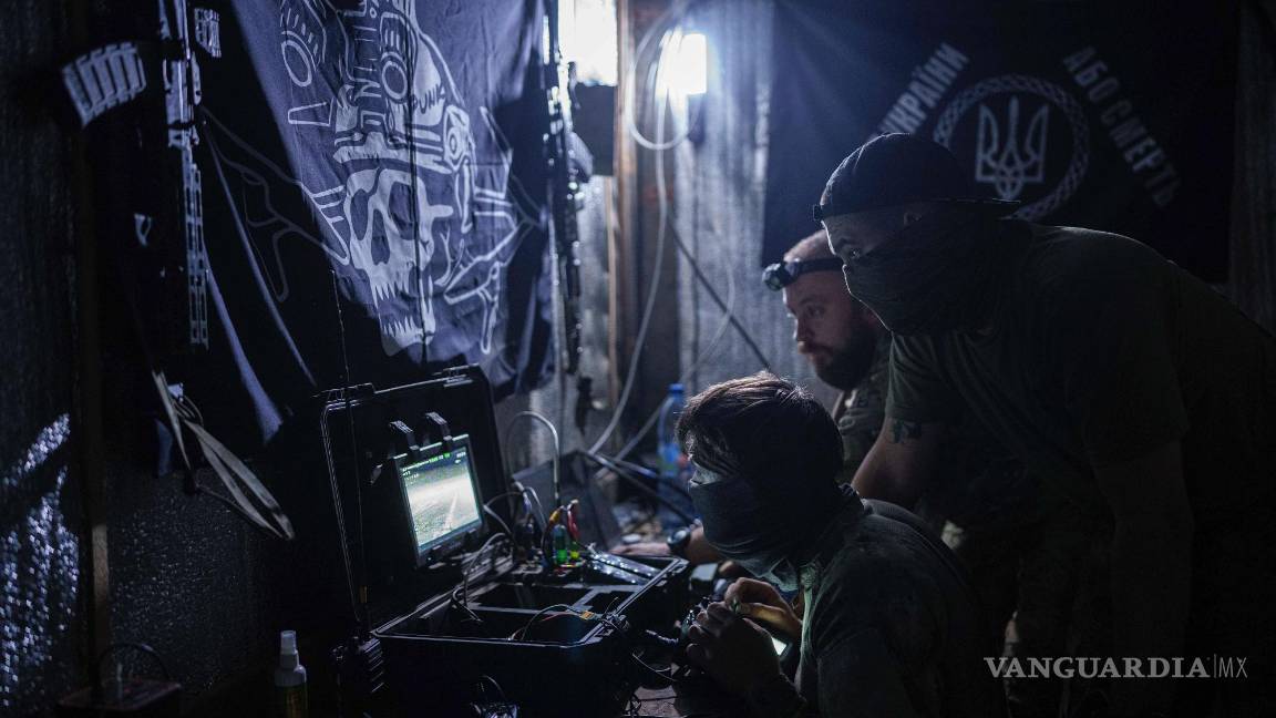 $!Soldados del 3er batallón de asalto de Ucrania vuelan un dron explosivo FPV sobre posiciones rusas en la región de Járkiv, Ucrania, el 25 de agosto de 2024.