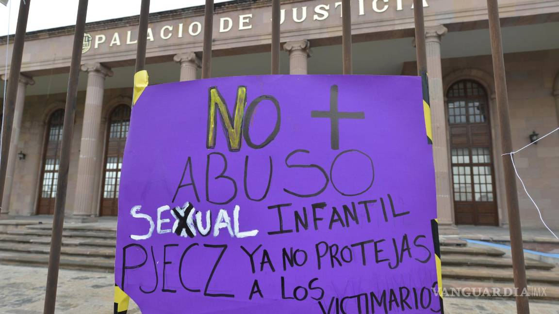 $!Saltillo, Coah. Mex. 19 de octubre del 2022 Manifestación de Colectivos Feministas de la Laguna en el Palacio de Justicia, esto por supuestos cabusos o negligencias en casos de violencia contra menores.