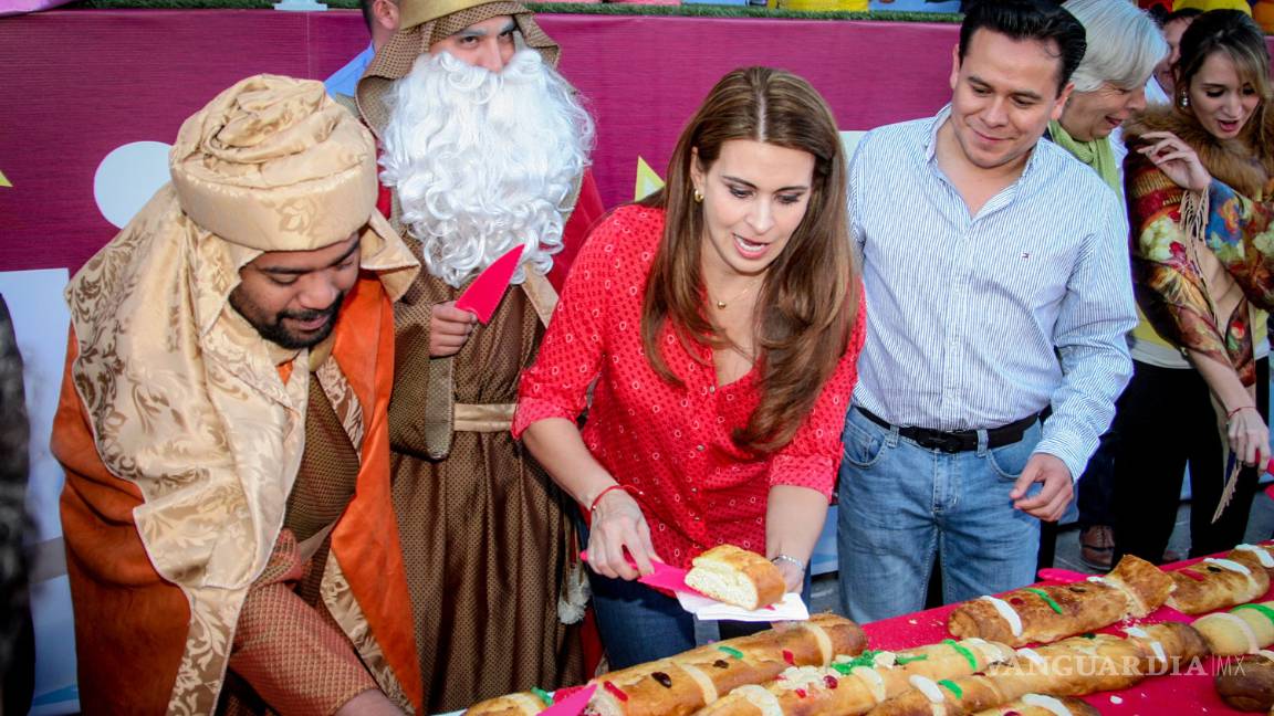 $!Saltillenses comparten gigantesca Rosca de Reyes