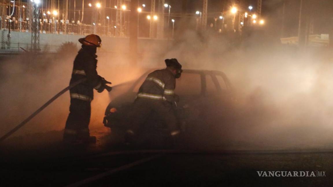 $!Se incendia vehículo en la carretera antigua Monclova