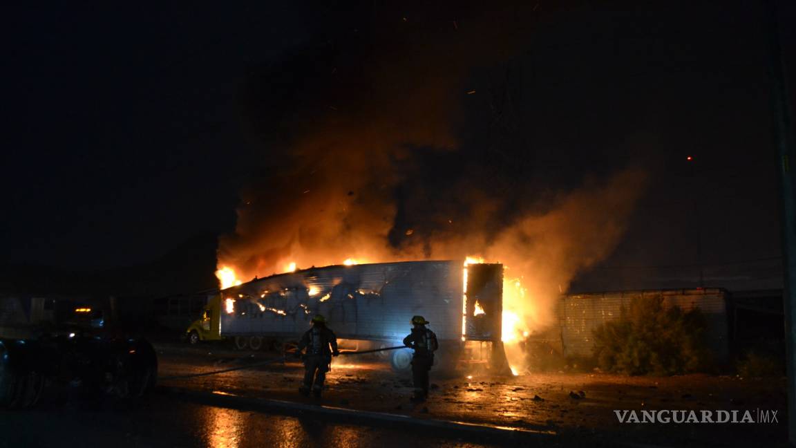 Se incendia una caja de tráiler en la Satélite Sur de Saltillo