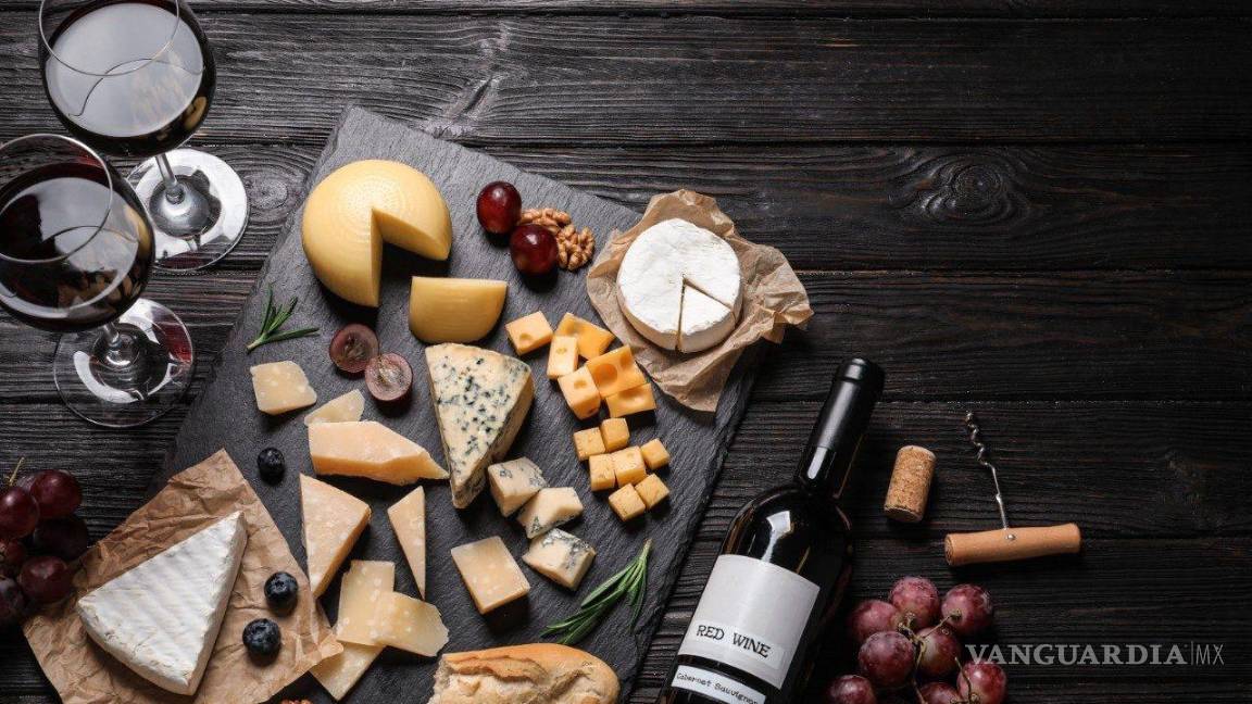 $!El placer gastronómico, una tabla de quesos acompañada de vino tinto, una opción popular para degustar en celebraciones.
