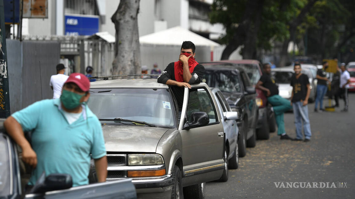 Venezolanos enfrentan largas filas y caos por gasolina