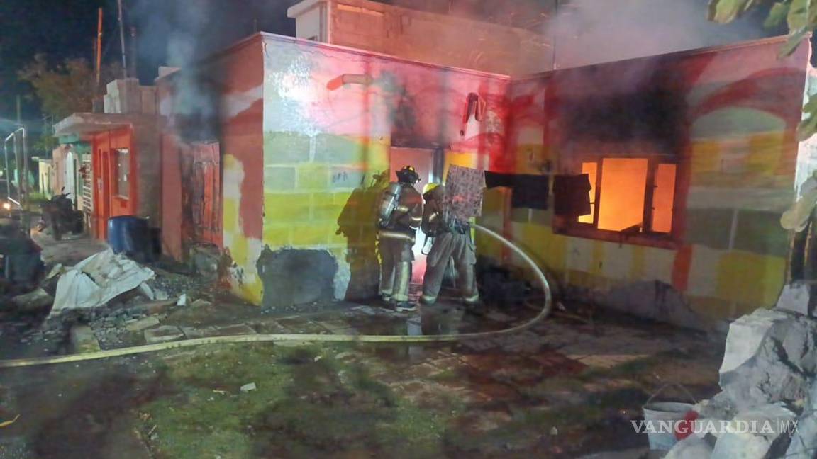 $!Bomberos trabajaron varios minutos para controlar el incendio generado en la vivienda de la colonia Saltillo 400.