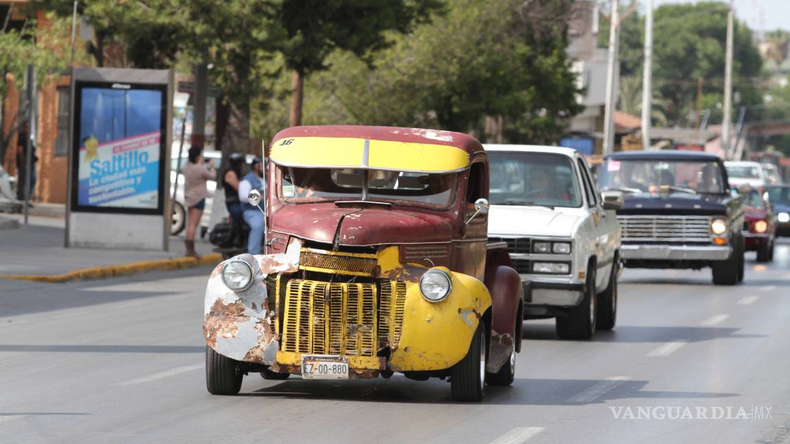 Autos Clásicos ruedan por las calles de Saltillo