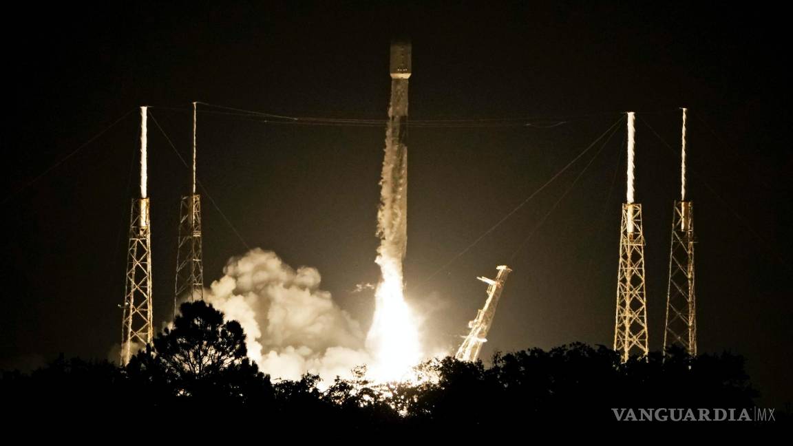 $!Un cohete SpaceX Falcon 9 con una carga útil de satélites de Internet Starlink V2 Mini despega del Complejo de Lanzamiento 40 en Cabo Cañaveral, Florida.