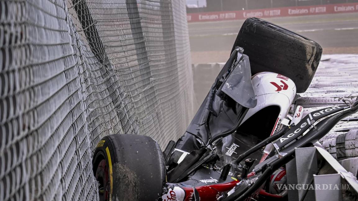 $!Aspectos del accidente de Guanyu Zhou de Alfa Romeo.