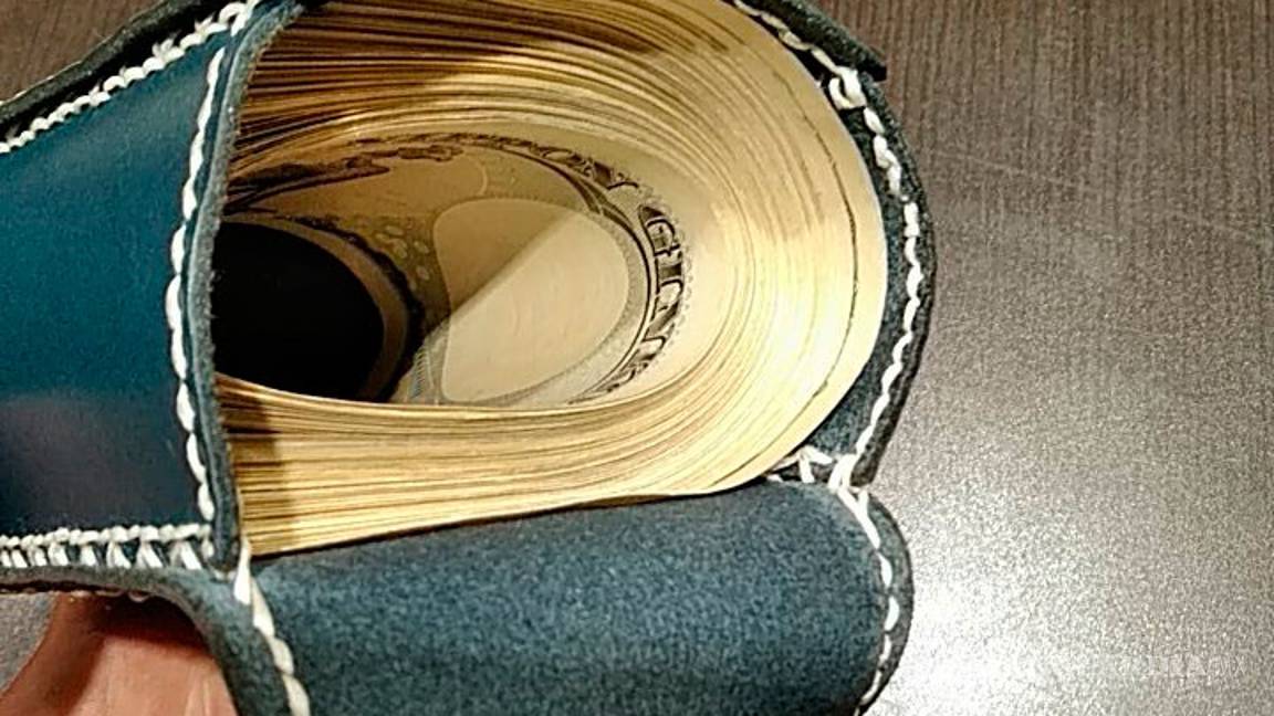 $!Vendió sus valiosas cartas de Yu-Gi-Oh para pagar la educación de su hija