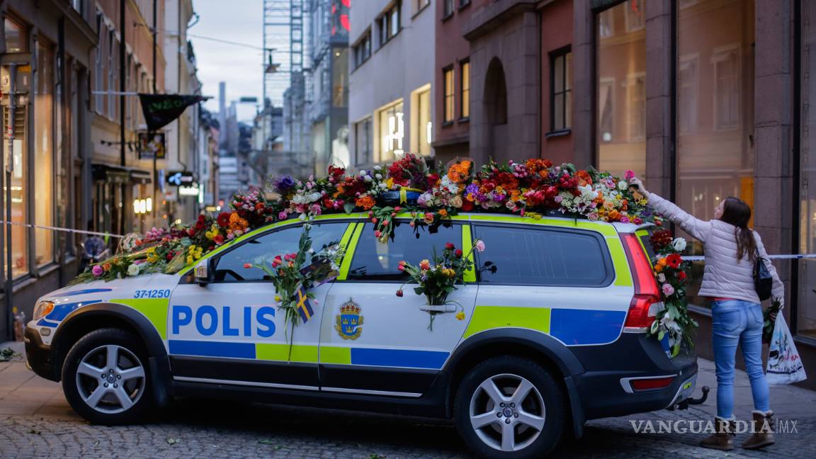 $!Suecia honra con flores a las víctimas del atentado
