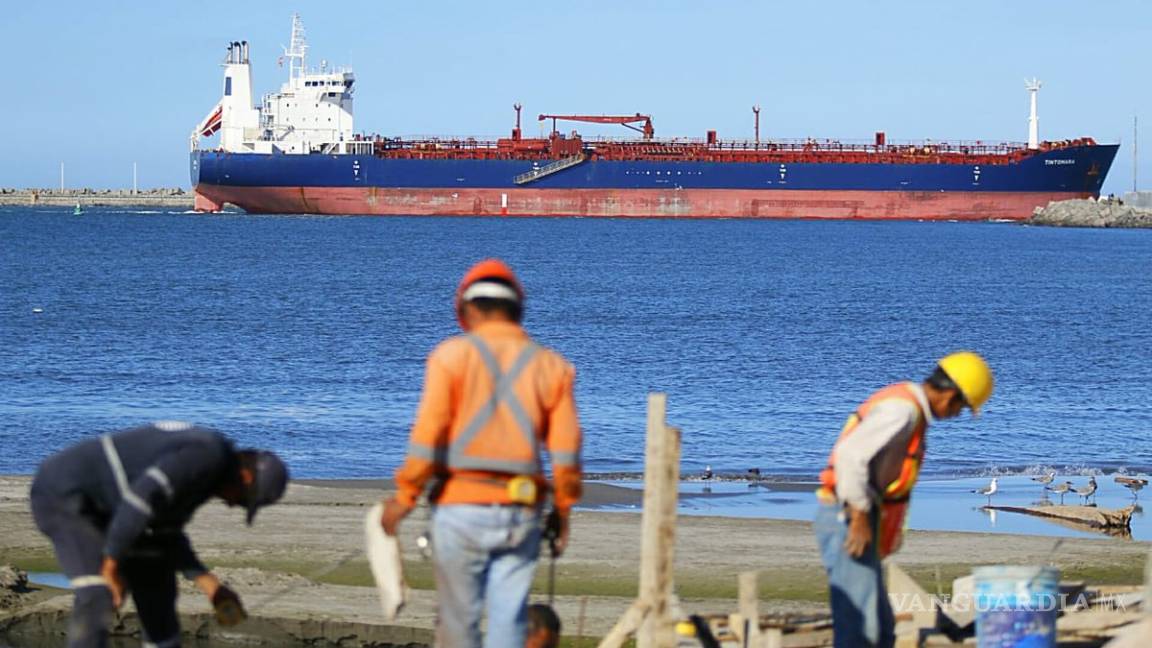 Detectan 30 buques sin poder descargar combustible en Veracruz
