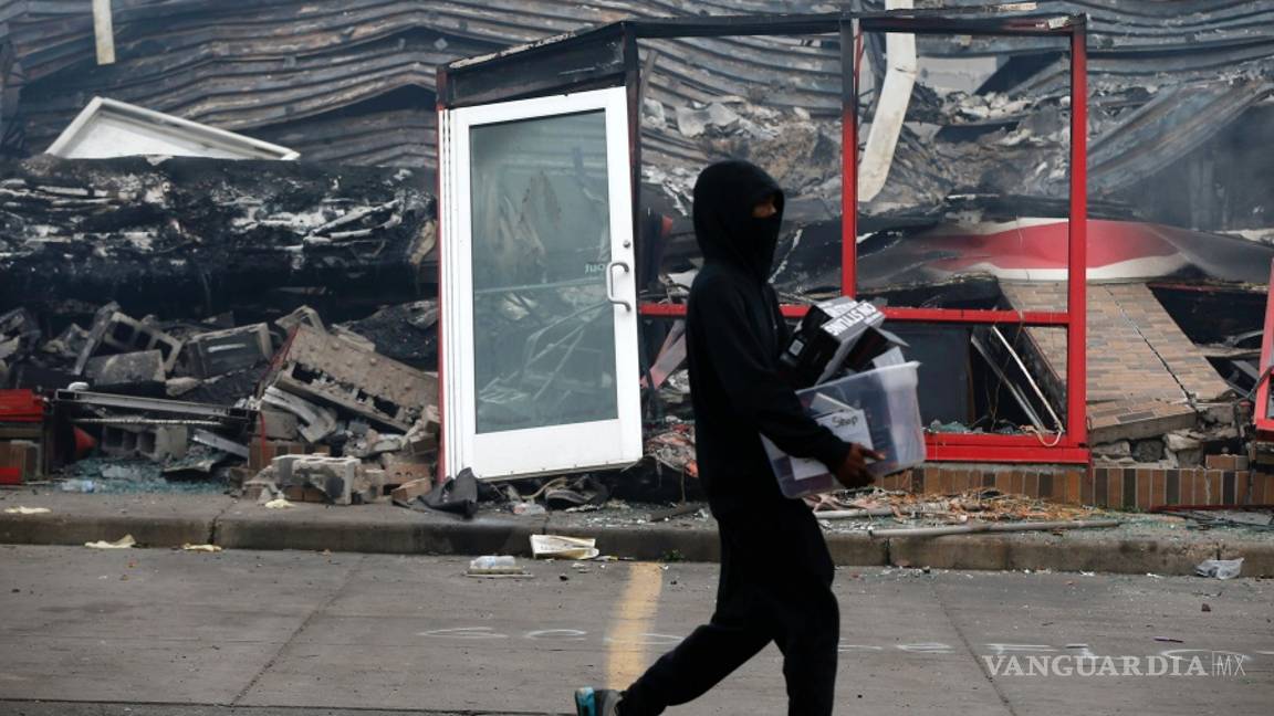 $!Violentas protestas y saqueos en Minneapolis por la muerte de George Floyd por abuso policial (fotos)