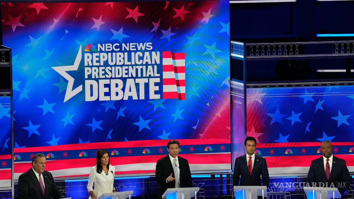 $!Los candidatos presidenciales republicanos participan en el tercer debate de las primarias presidenciales republicanas organizado por NBC Noticias.