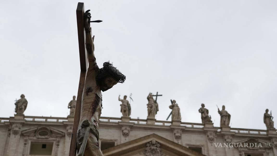 $!Un crucifijo en la Plaza de San Pedro. Las audiencias podrían revelar aún más información no deseada sobre el funcionamiento interno del Vaticano.