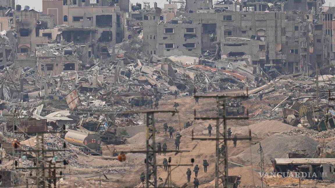 $!Tropas israelíes caminan por la Franja de Gaza visto desde el sur de Israel, el jueves 21 de diciembre de 2023.