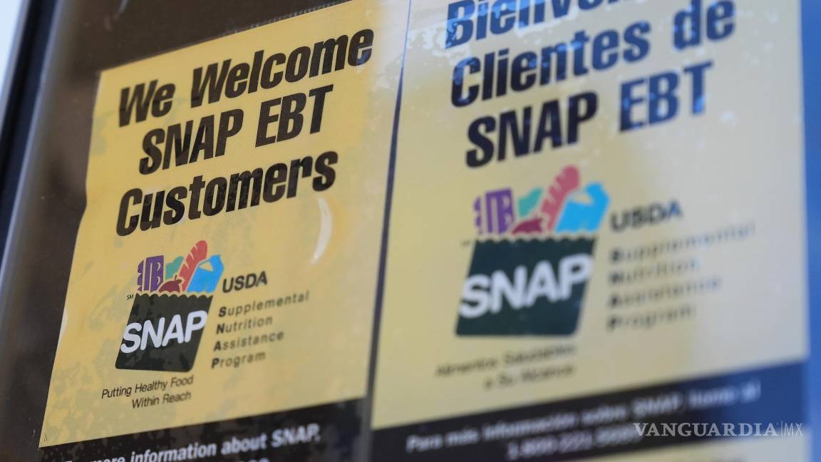 $!Un cartel informativo sobre SNAP EBT en el exterior de una tienda de conveniencia en Baltimore, este programa se vio afectado por el cierre de gobierno.