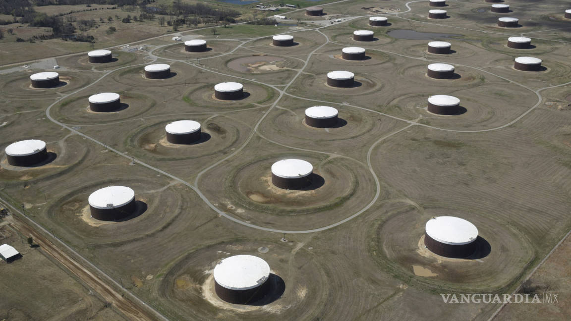 Inventarios de crudo en EU bajan 1.4 millones de barriles inesperadamente en la última semana