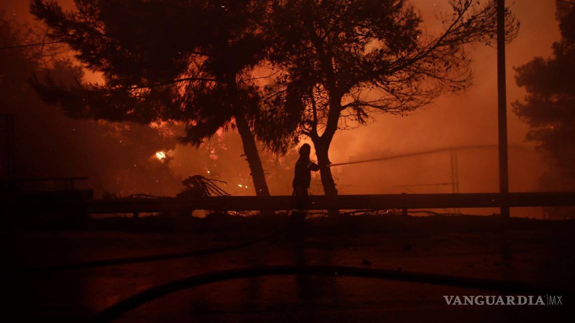 Incendio forestal amenaza con quemar a Atenas