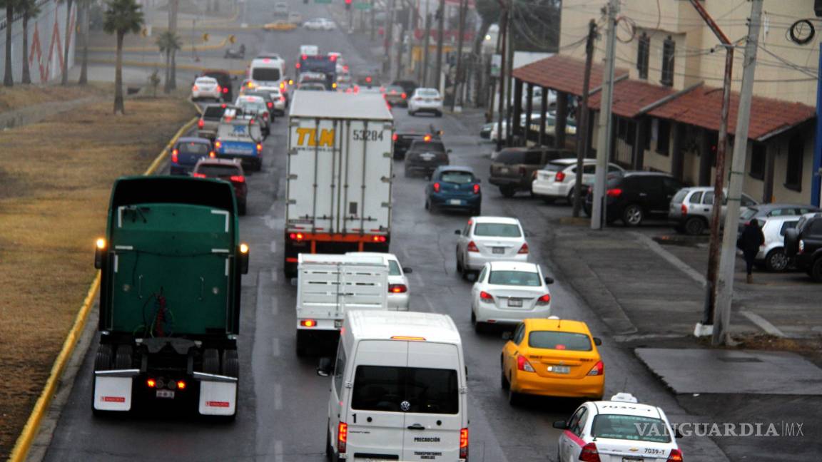 $!Helada en Saltillo provoca caos vial, cierran puentes por presencia de hielo