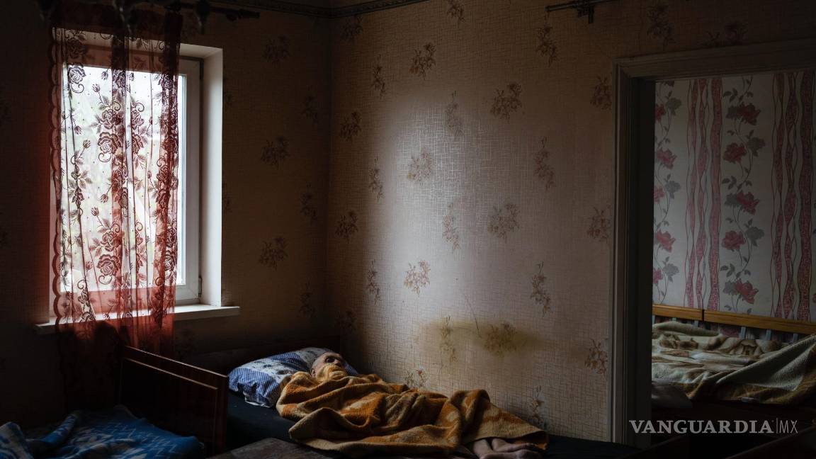 $!Un anciano yace en un hospicio en Chasiv Yar, en el distrito de Donestk, Ucrania, el lunes 18 de abril de 2022.