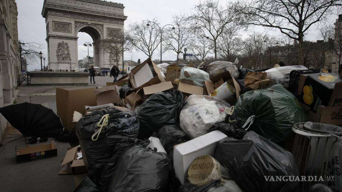 $!Basura sin recoger cerca del Arco del Triunfo en París, Debido a los disturbios en Francia fue cancelado el primer viaje al extranjero del rey Carlos III.