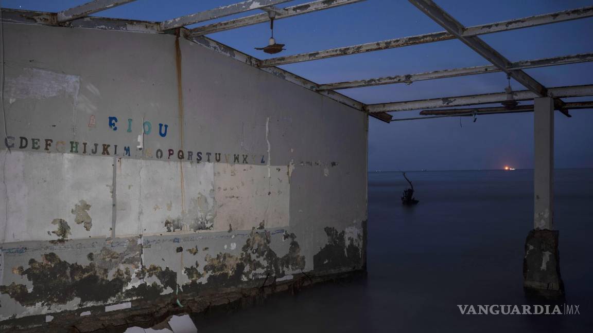 $!Un aula de preescolar cerca de la costa, dañada por las inundaciones provocadas por el aumento del nivel del mar en el Golfo de México, en El Bosque, Tabasco.